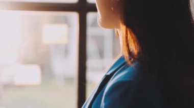 ofiste genç iş kadını