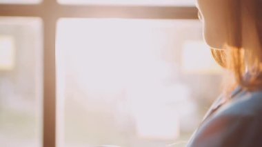 Kafede çay içen kız.