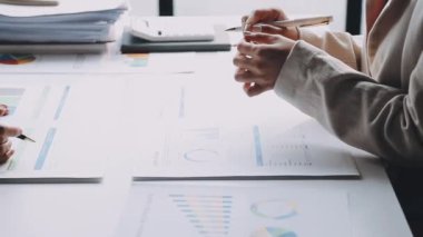 İşadamı çözümlenirken grafik Laptop üzerinde