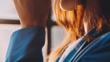 Cep telefonu olan kadın.