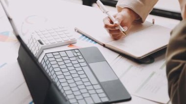 yakın plan - bilgisayarla çalışırken hesap makinesi kullanan iş kadınlarının eli