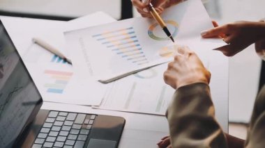 Finansal tabloları tartışan iş kadınlarının ellerini kapatın
