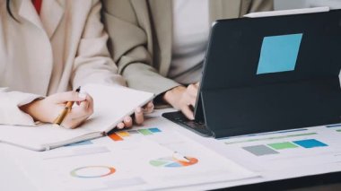 Ofiste bilgisayarla çalışan iş kadını.