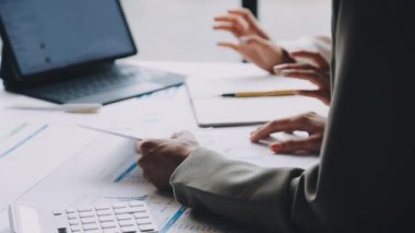 İşadamı ve iş kadını, ofisteki laptopta finansal verileri tartışıyor ve tartışıyorlar..