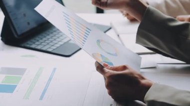 İş kadını dizüstü bilgisayardaki mali grafikleri ve grafikleri analiz ediyor