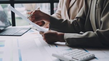İş ekibi yeni projeyi tartışıyor ve finansal tabloları tartışıyor