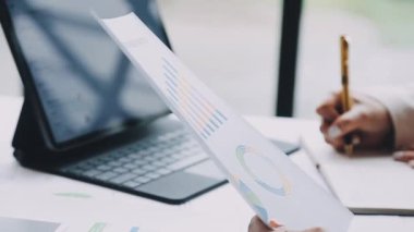 bir belgeyi tartışmaya işadamları