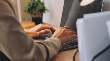 Genç bir kadın ofiste dizüstü bilgisayar kullanıyor. Kapat..