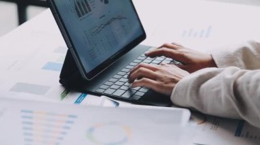 İşadamı bilgisayarı verileri analiz etmek ya da bilgisayardaki finansal verileri analiz etmek ve finansal istatistikleri analiz etmek için kullanıyor. dijital ekranlı dijital tablet.