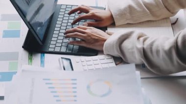 işadamı ofiste finansal verilerin analizi