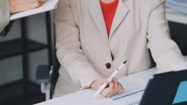 İş adamları iş toplantısında oturup tartışıyor.