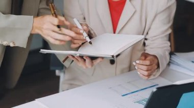 İşyerinde taslak ve kalemle kadın mimarın yakın görüntüsü.