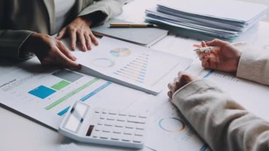 Bilgisayarda çalışan ve ekrandaki verileri analiz eden iş adamları