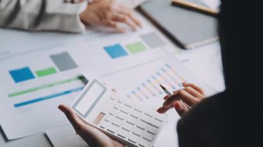 Yeni bir proje ile iş ekibi toplantısı