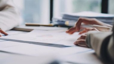 İş adamı ve kadın belgeyi tartışıyor.