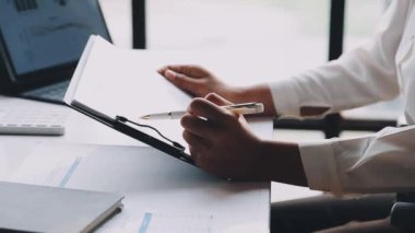 Ofiste bilgisayar ve belgeyle çalışan iş kadınlarının kapatılması