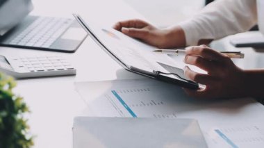 Ofiste dizüstü bilgisayar kullanarak iş adamına yaklaş.