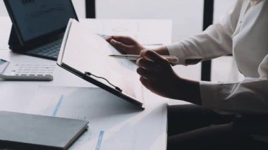 Ofiste çalışan iş adamı