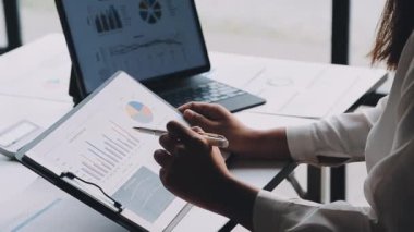 İş adamları, şirket ve şirketin mali verilerini analiz etmek ve analiz etmek için istatistik ve verileri analiz ediyorlar.