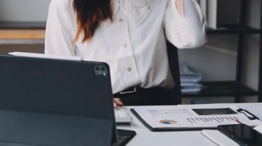 Ofiste dizüstü bilgisayar kullanan bir iş kadını