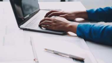 Görevdeki genç adam.