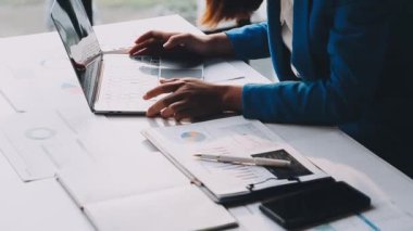 Belgelerle çalışan bir işadamı