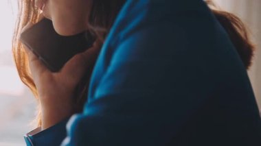 cep telefonu ile genç iş kadını.