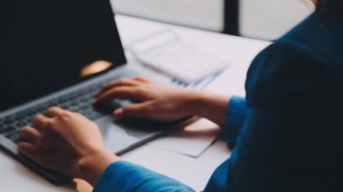 Siyah gömlekli genç bir kadın modern bir ofiste çalışıyor. yakın - yakın görünüm.