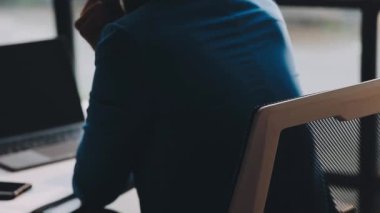 Dizüstü bilgisayarda çalışan iş kadını