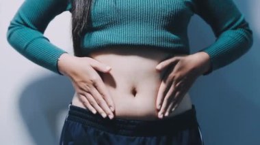 Asyalı genç kadın midesini yıkıyor.