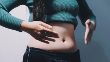 Karın ağrısı olan kadın, kapat şunu.