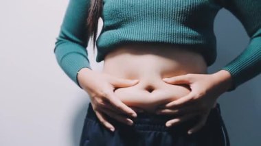 sırt ağrısı olan kadın