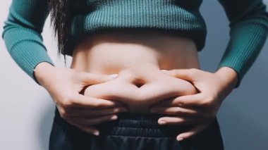 Genç bir kadın midesini yıkıyor.