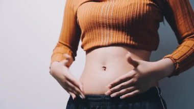 Beyaz bir geçmişi olan göbekli bir kız..