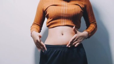 Karın ağrısı olan bir kadın.