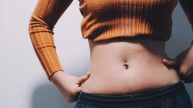 Mide ağrısı ile genç kız