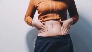 Sırtında ağrısı olan genç bir kadın.