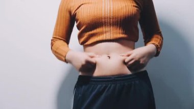 Gri arka planda siyah kazaklı bir kız..