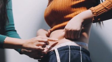 Dövmeli genç bir kadın var.