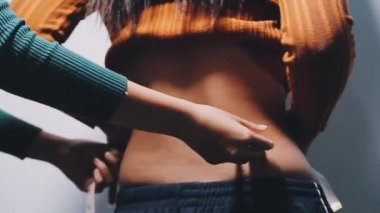 Beyaz kazaklı ve kotlu bir kız spor yapıyor.