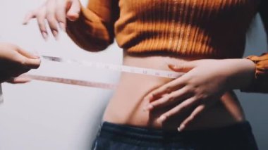 ölçme bant ile genç bir kadın