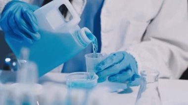 Laboratuvarda çalışan bilim adamı.