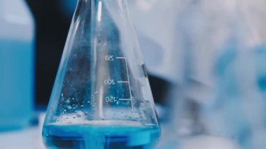 Laboratuvarda kimyasal test tüpü..