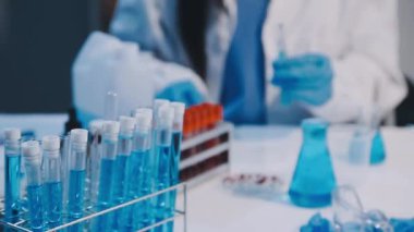 Test tüplü laboratuar asistanı.
