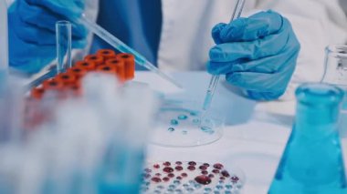 Bilim adamı test tüpünü kimyasal sıvıyla tutuyor..
