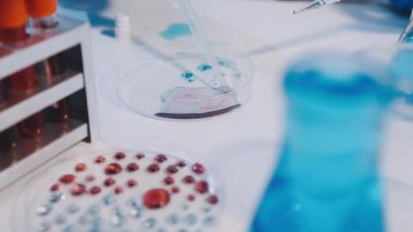 Arkasında kan olan bir laboratuvar asistanı..