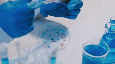 Laboratuvarda çalışan bilim adamı.