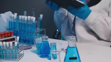 laboratuarda çalışan bilim adamı