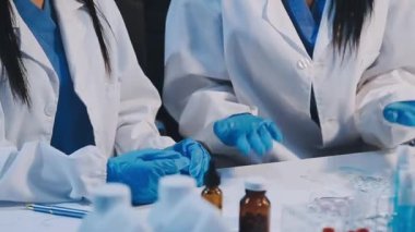 Laboratuvarda çalışan bir grup tıp bilimcisi