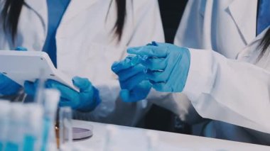 Laboratuvar çalışanı deney için test yapıyor.